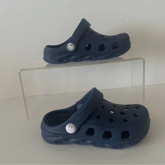 Classic kids clogs
•Size 25
•Navy Blue
•Excellent Condition
•Like New - Picture 1 of 5